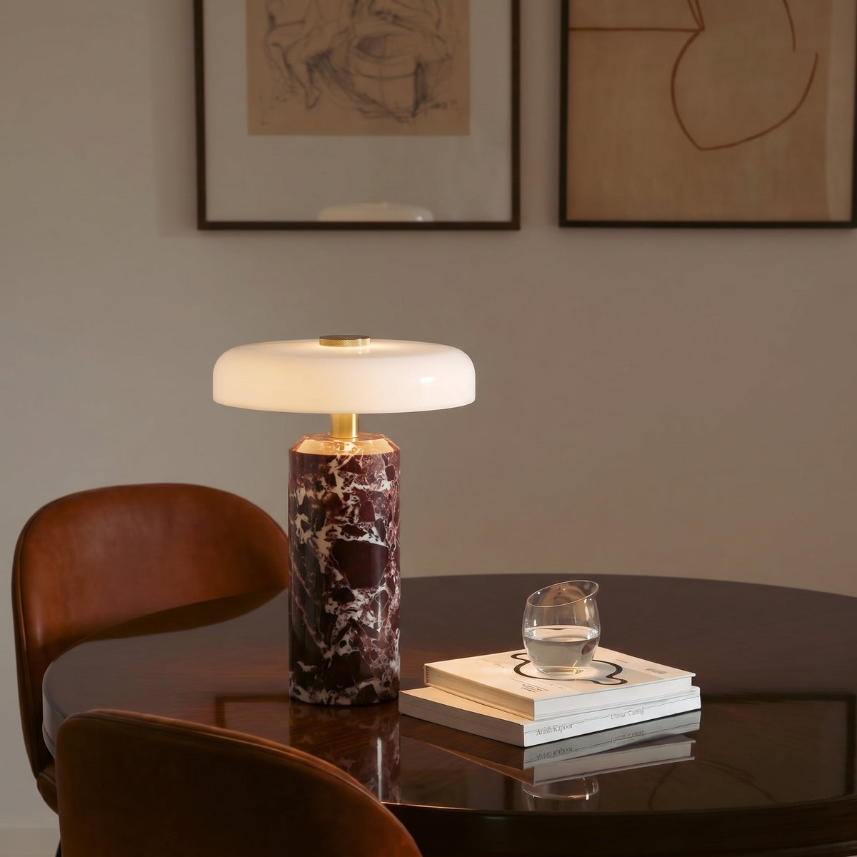 Trådløs bordlampe i marmor og glas