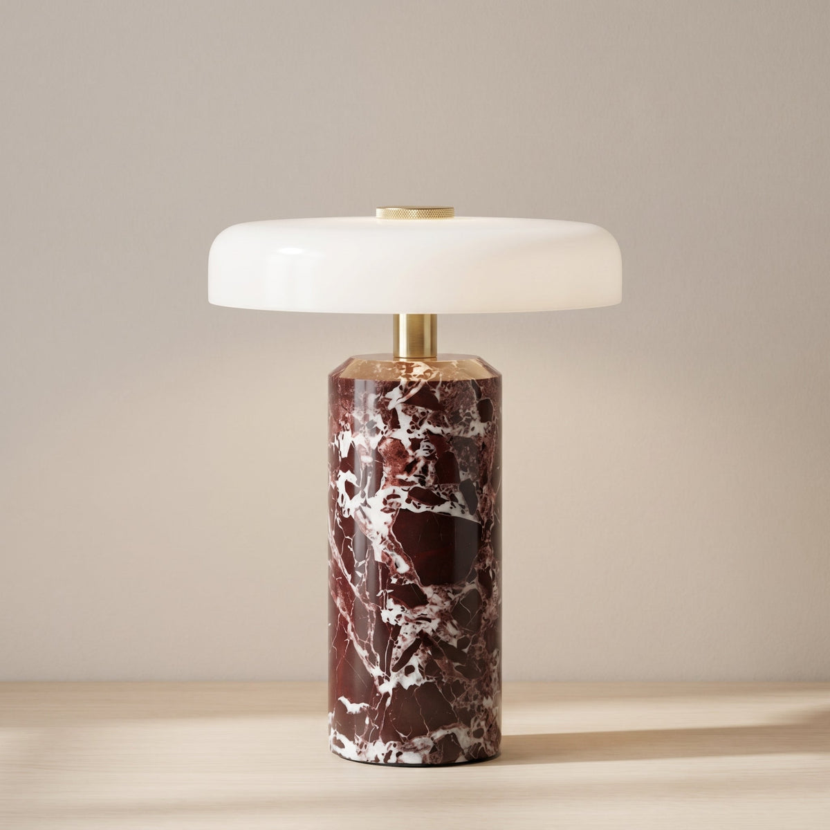 Trådløs bordlampe i marmor og glas