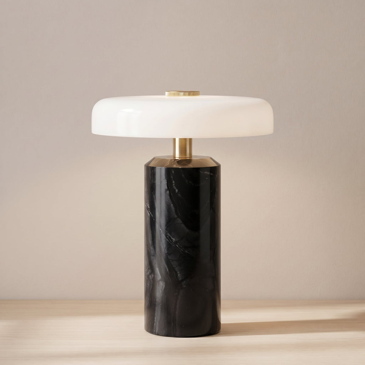 Trådløs bordlampe i marmor og glas