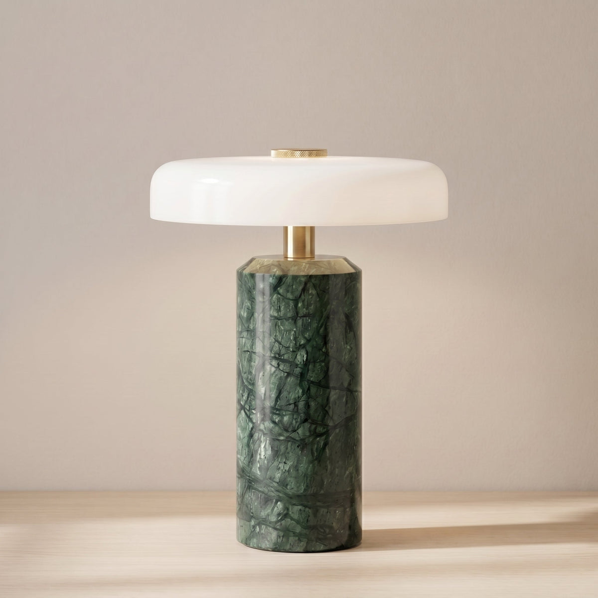 Trådløs bordlampe i marmor og glas