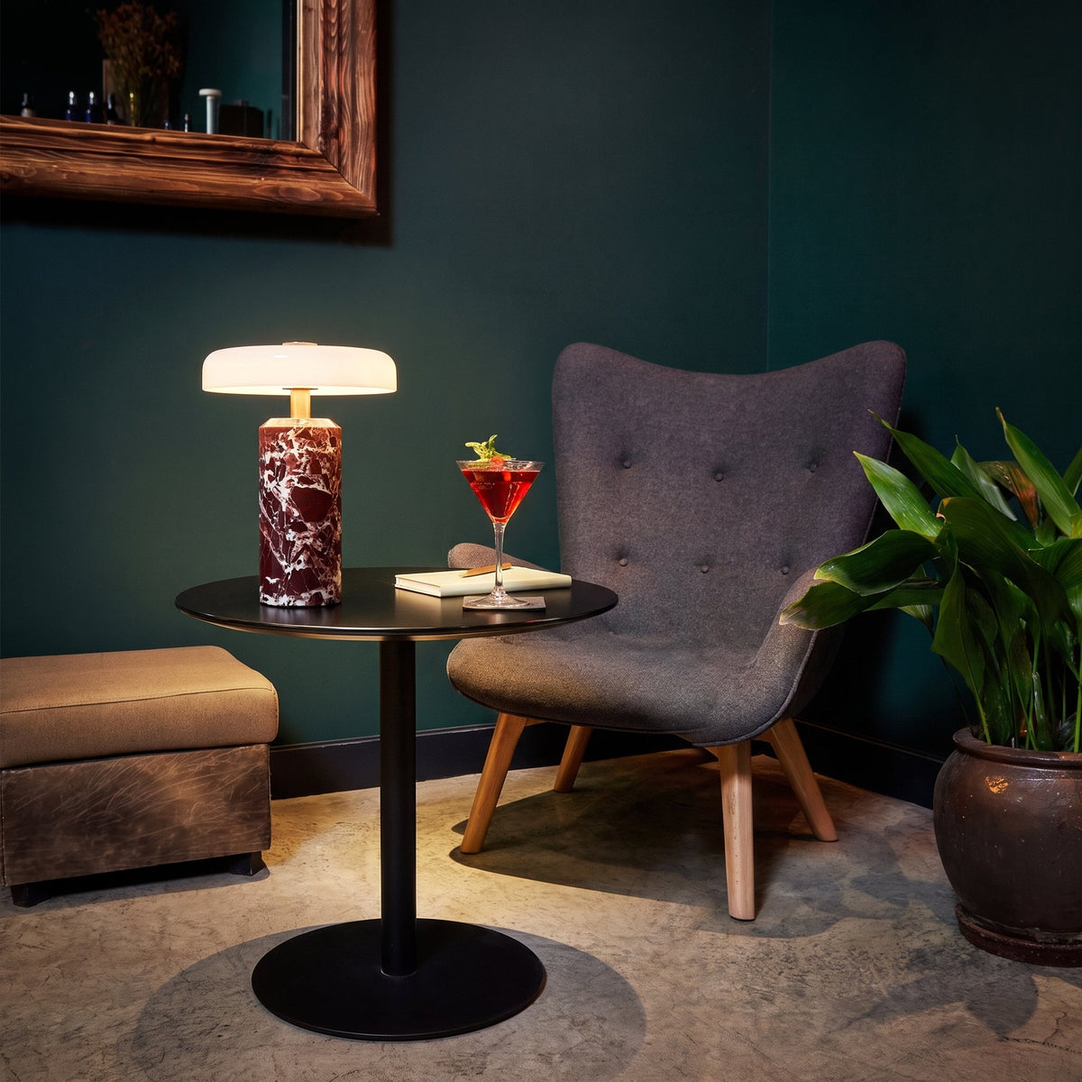 Trådløs bordlampe i marmor og glas