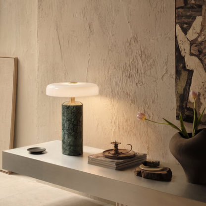 Trådløs bordlampe i marmor og glas