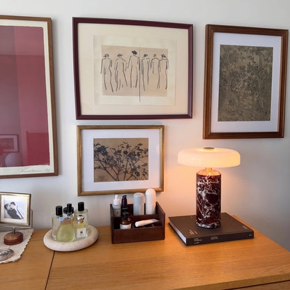 Trådløs bordlampe i marmor og glas