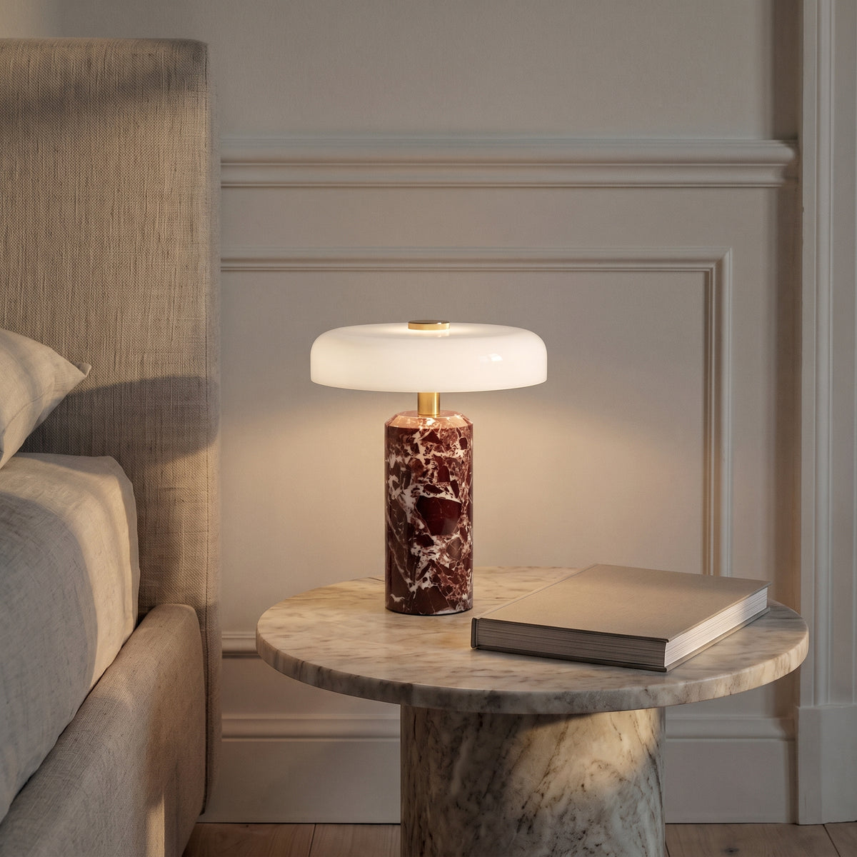 Trådløs bordlampe i marmor og glas